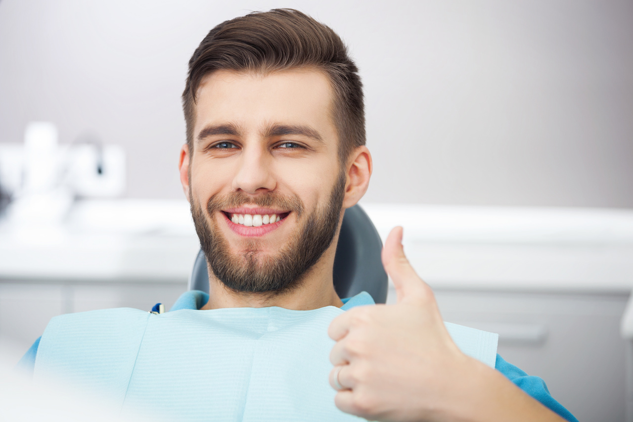 Implanty zębowe – wysokie koszty pięknego uśmiechu