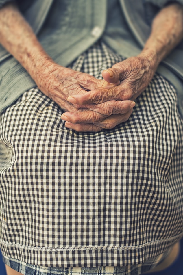 Jak zorganizować opiekę nad osobą starszą?