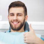 Implanty zębowe - wysokie koszty pięknego uśmiechu