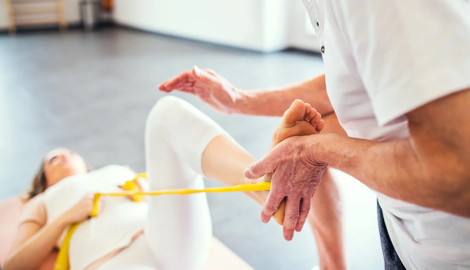 Czym jest rehabilitacja, jakie są jej rodzaje i jak wyglądają przykładowe zabiegi?